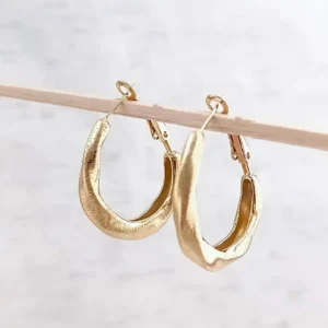 Boucles d’oreilles créoles en acier doré brossé avec fermeture à cliquet sécurisée, confortables, faciles à mettre et offrant une excellente tenue