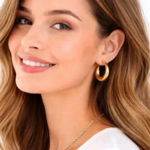 Boucles d’oreilles créoles en acier doré brossé avec fermeture à cliquet sécurisée, confortables, faciles à mettre et offrant une excellente tenue