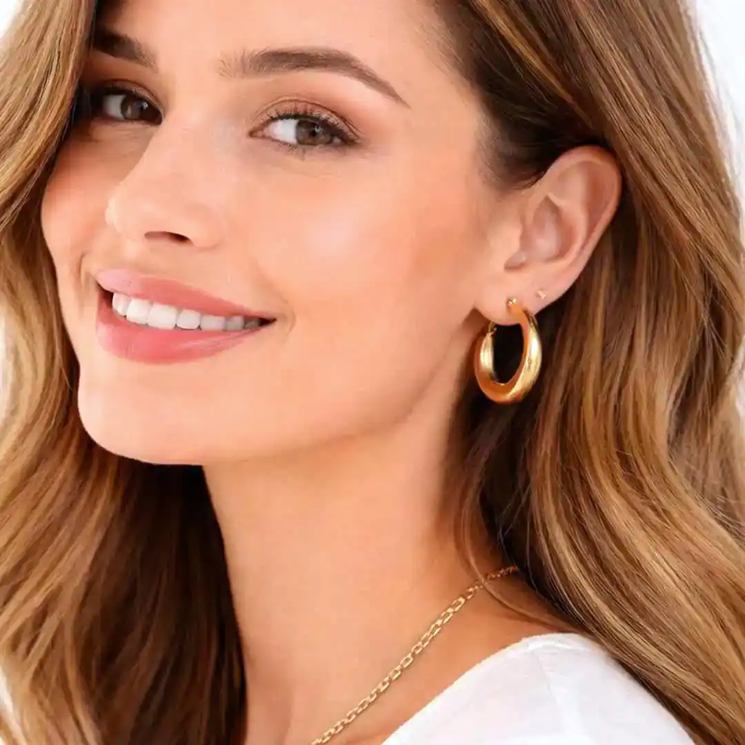 Boucles d’oreilles créoles en acier doré brossé avec fermeture à cliquet sécurisée, confortables, faciles à mettre et offrant une excellente tenue