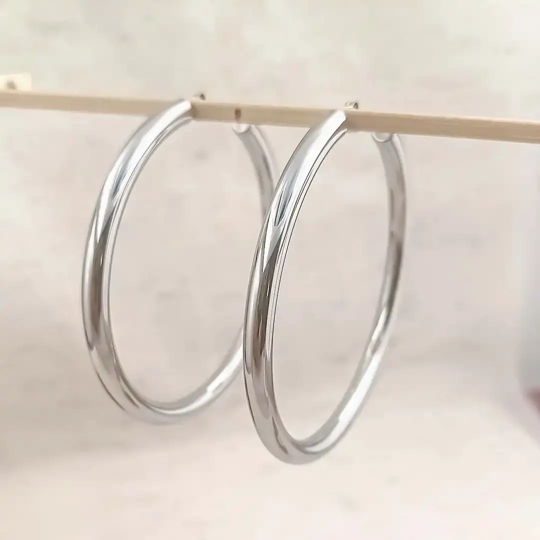 Boucles d’oreilles créoles en acier inoxydable lisse et brillant, style minimaliste