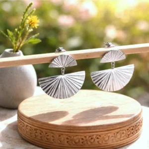 Boucles d’oreilles éventails en acier argenté au design graphique et élégant