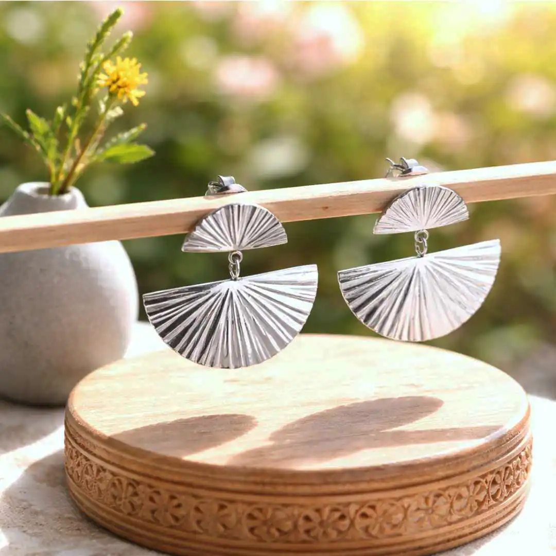 Boucles d’oreilles éventails en acier argenté au design graphique et élégant
