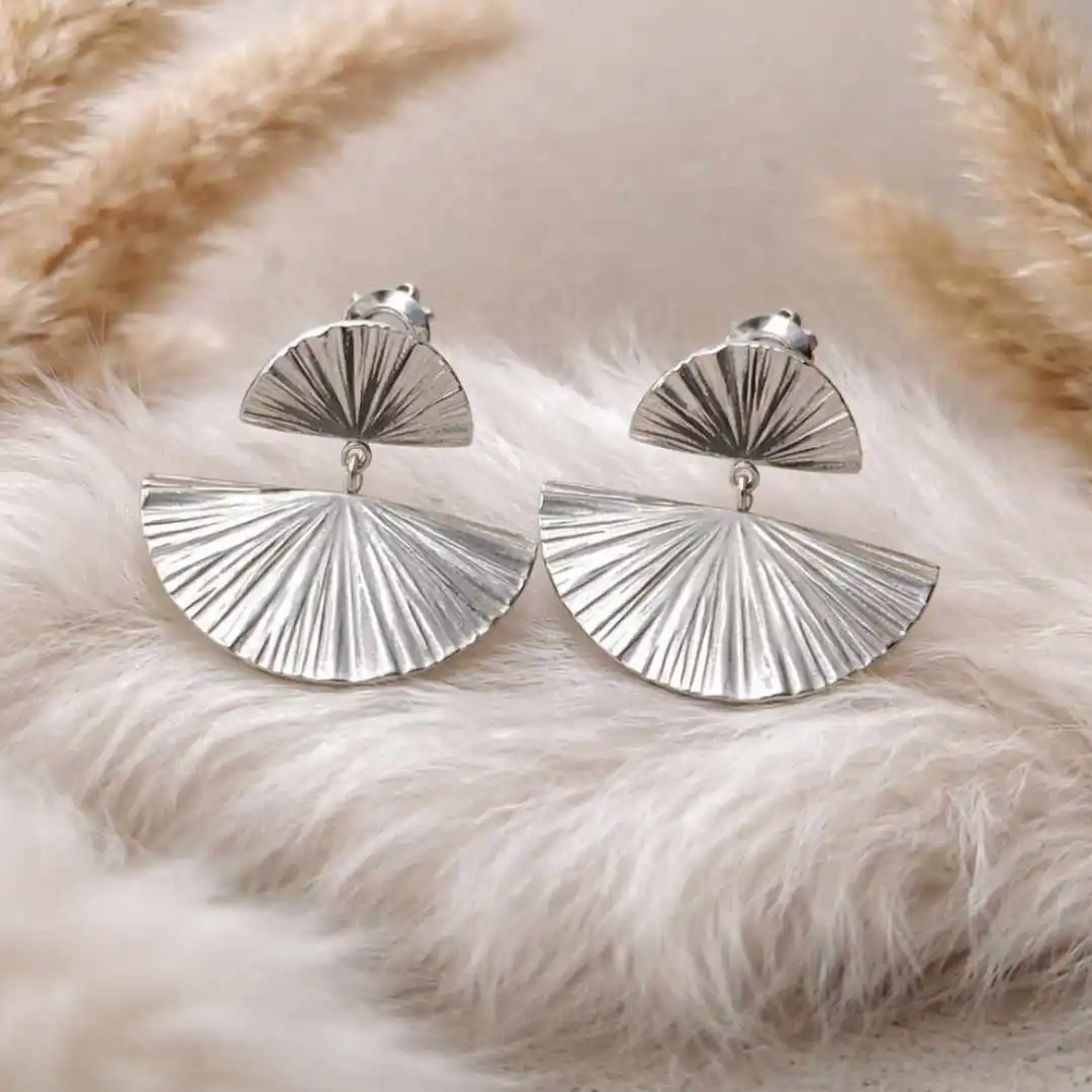 Boucles d’oreilles éventails en acier argenté au design graphique