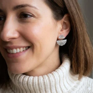 Boucles d’oreilles éventails en acier argenté au design graphique et élégant