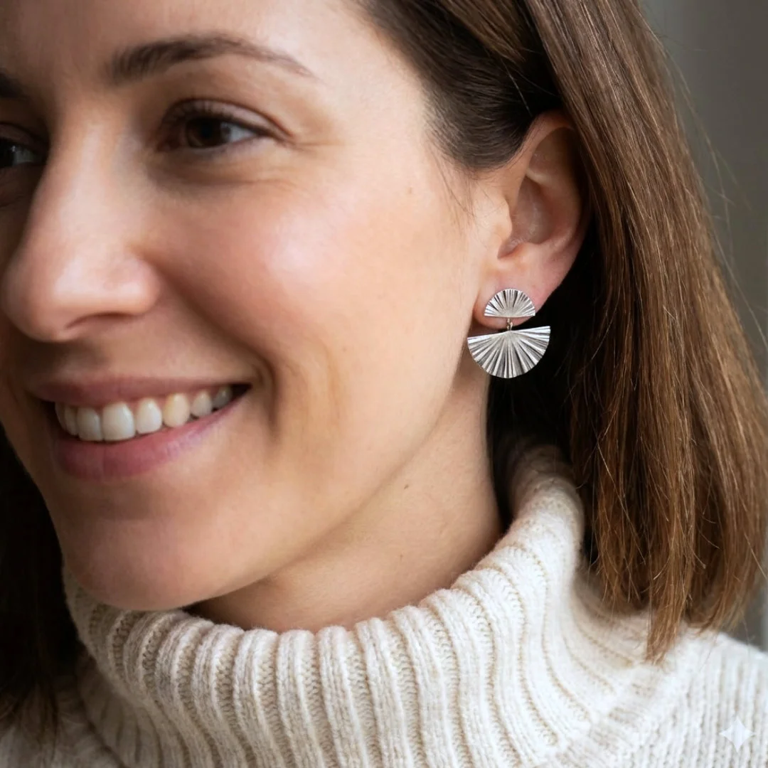 Boucles d’oreilles éventails en acier argenté au design graphique et élégant