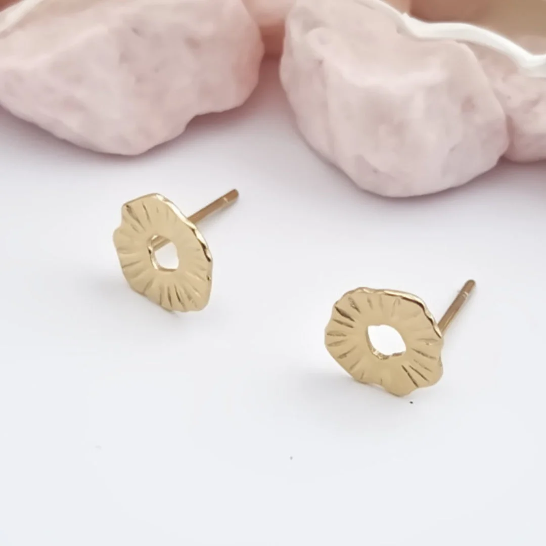 Boucles puces fleur en acier inoxydable doré – bijou délicat et tendance