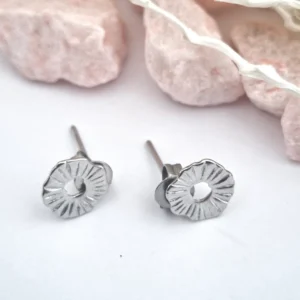 Boucles puces fleur argentées en acier inoxydable – design minimaliste chic