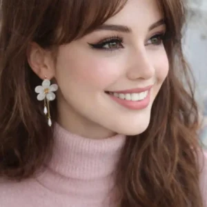 Boucles d’oreilles créoles dorées avec fleurs en résine couleur créme et pampilles délicates, bijou élégant et féminin.