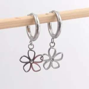 Boucles d’oreilles mini créoles en acier inoxydable avec pendentif fleur et petit strass central, finition argent.