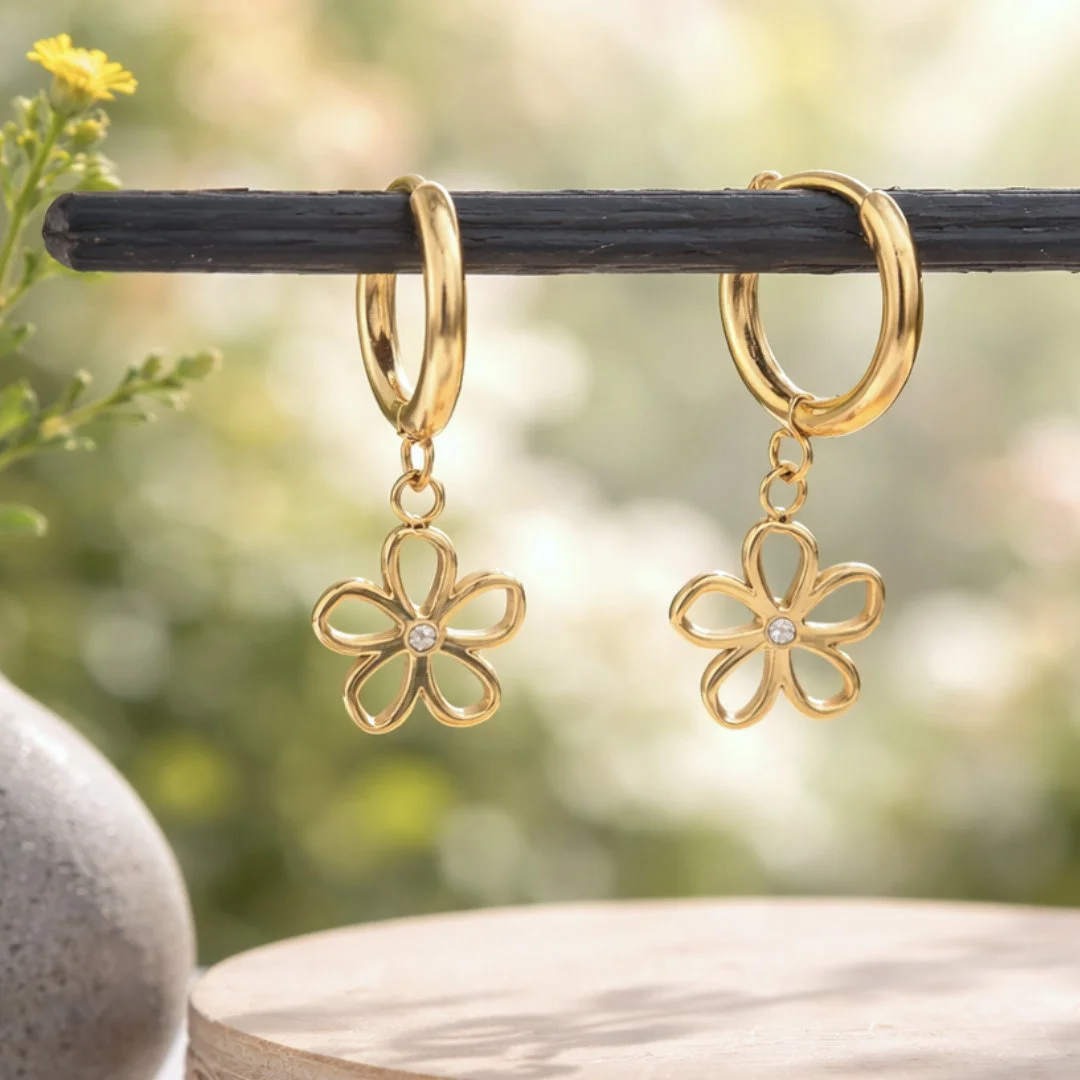 Boucles d’oreilles mini créoles en acier inoxydable avec pendentif fleur, finition doré