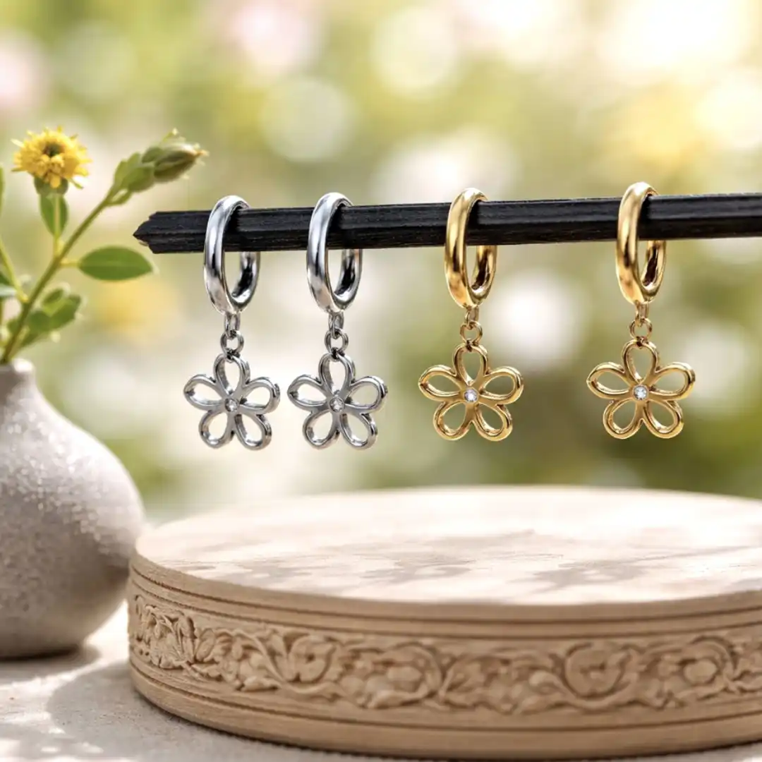 Boucles d’oreilles mini créoles en acier inoxydable avec pendentif fleur et petit strass central, finition argent et doré