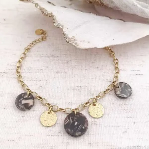 Bracelet à chaîne dorée à grosses mailles ovales avec breloques rondes en résine gris marron et pampilles dorées martelées