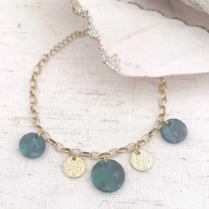 Bracelet à chaîne dorée à grosses mailles ovales avec breloques rondes en résine verte et pampilles dorées martelées