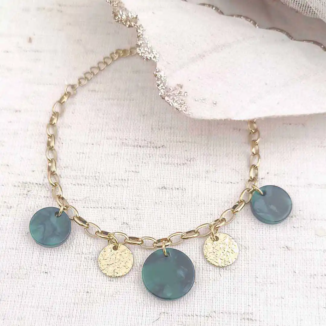 Bracelet à chaîne dorée à grosses mailles ovales avec breloques rondes en résine verte et pampilles dorées martelées