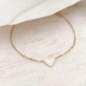 Bracelet enfant en acier inoxydable doré avec cœur émaillée de couleur blanc.