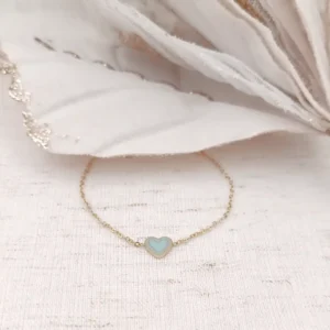 Bracelet enfant en acier inoxydable doré avec cœur émaillée de couleur bleue.