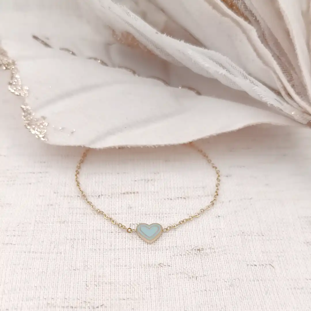 Bracelet enfant en acier inoxydable doré avec cœur émaillée de couleur bleue.