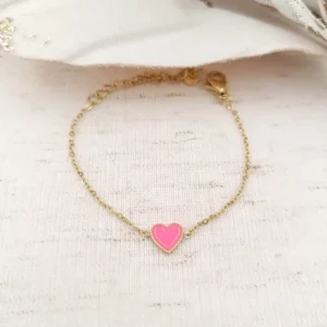 Bracelet enfant en acier inoxydable doré avec cœur émaillée de couleur fushia.