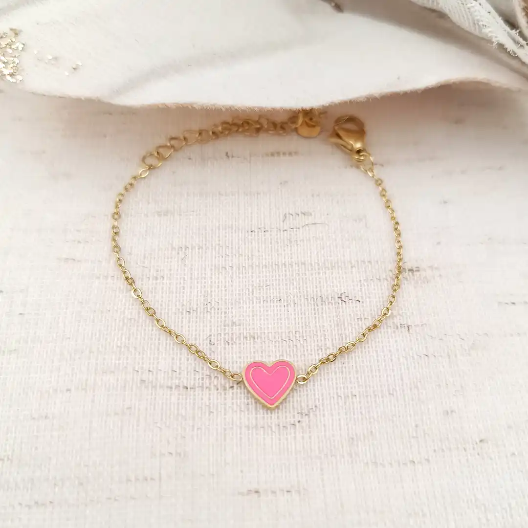 Bracelet enfant en acier inoxydable doré avec cœur émaillée de couleur fushia.