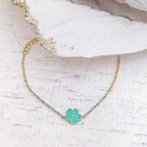 Bracelet enfant en acier inoxydable doré avec fleur émaillée de couleur bleue.