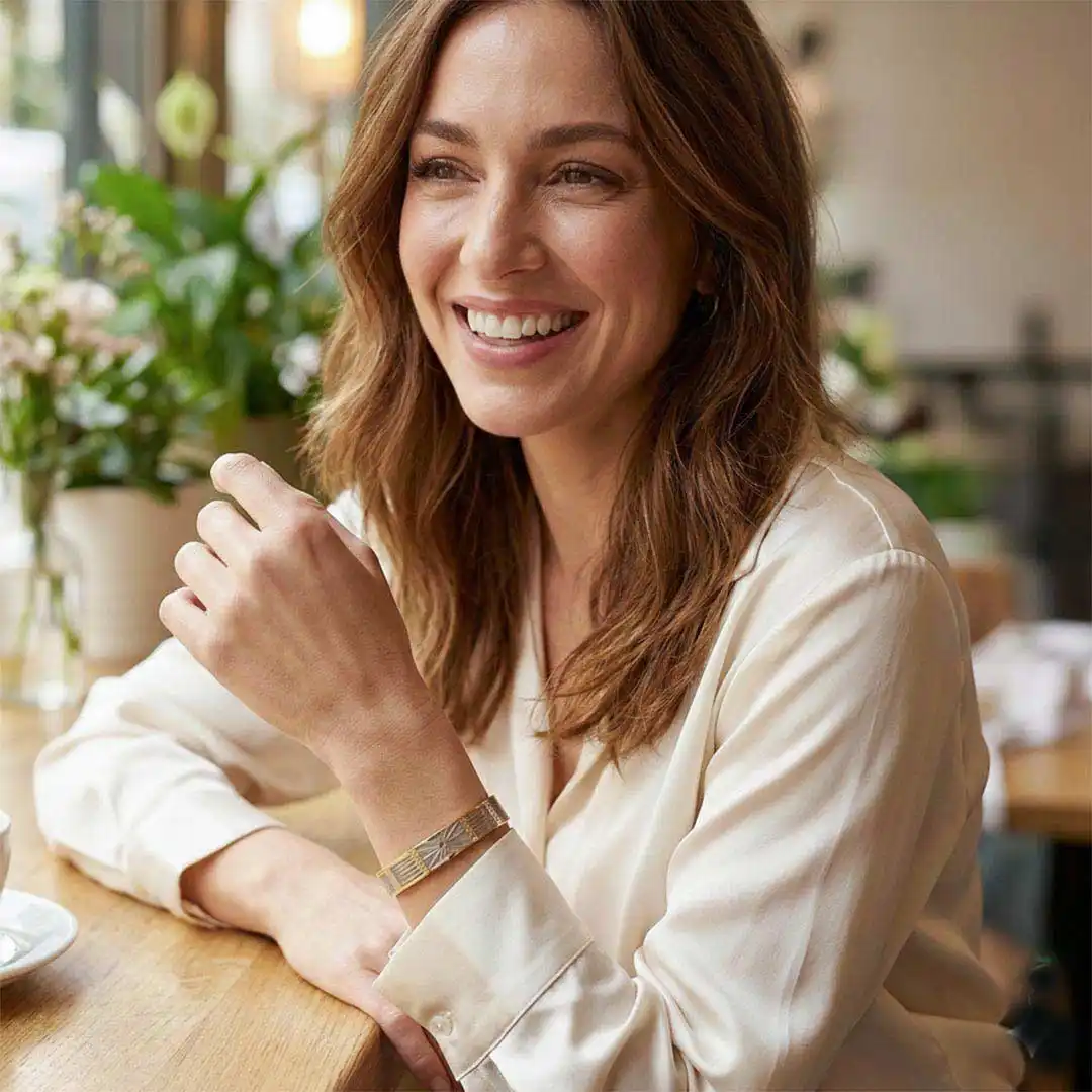 Bracelet jonc rigide large en acier doré avec motifs géométriques soleil gravés dorés