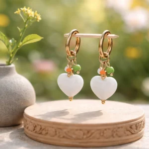 Boucles d’oreilles acier doré avec pendentif cœur en résine blanche et petites perles colorées