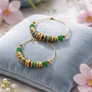 Boucles d’oreilles créoles acier dorées ornées de petites pierres vertes et perles dorées