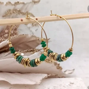 Boucles d’oreilles créoles acier dorées ornées de petites pierres vertes et perles dorées
