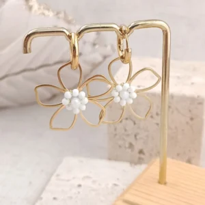 Boucles d’oreilles fleurs mini créoles en acier doré avec perles blanches