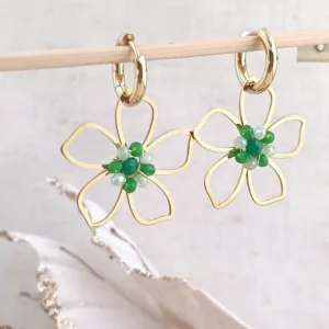 Boucles d’oreilles fleurs mini créoles en acier doré avec perles vertes