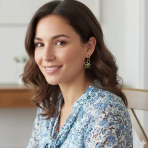 Boucles d’oreilles fleurs mini créoles en acier inoxydable doré avec perles vertes