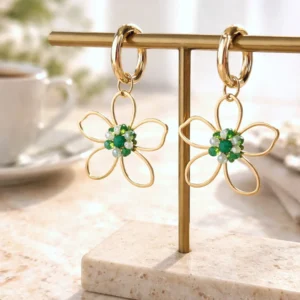 Boucles d’oreilles fleurs mini créoles en acier doré avec perles vertes