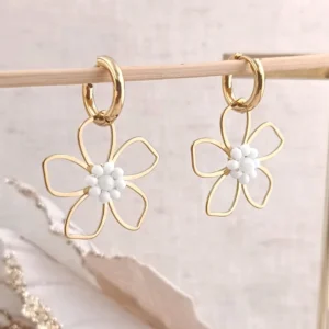 Boucles d’oreilles fleurs mini créoles en acier doré avec perles blanches
