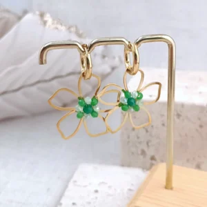 Boucles d’oreilles fleurs mini créoles en acier doré avec perles vertes