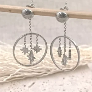 Boucles d'oreilles pendantes argentées avec étoiles suspendues dans un cercle