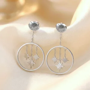 Boucles d'oreilles pendantes argentées avec étoiles suspendues dans un cercle