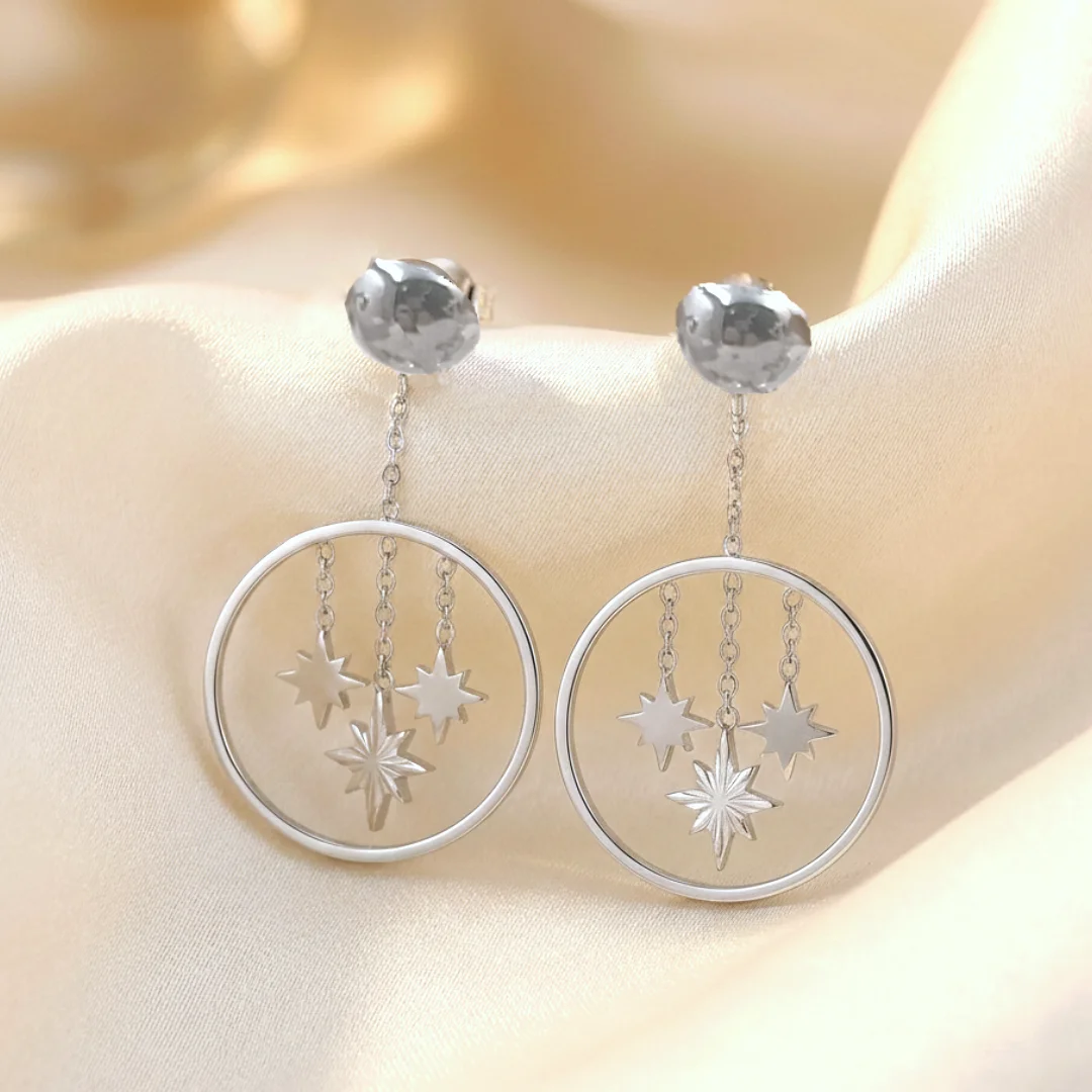 Boucles d'oreilles pendantes argentées avec étoiles suspendues dans un cercle