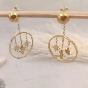 Boucles d'oreilles pendantes dorées avec étoiles suspendues dans un cercle