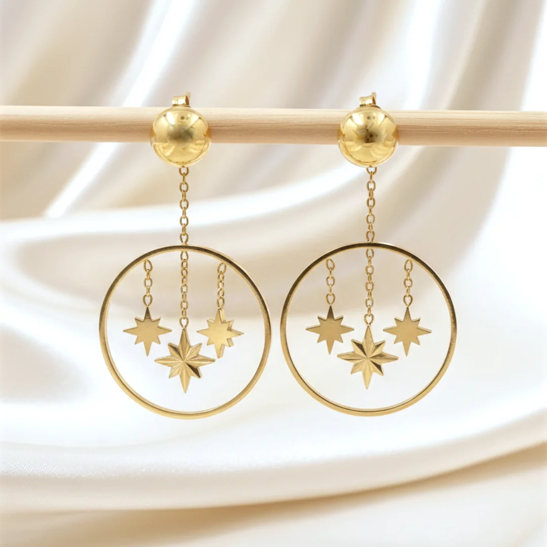 Boucles d'oreilles pendantes dorées avec étoiles suspendues dans un cercle