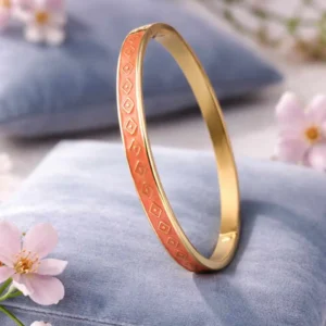 Bracelet jonc acier inoxydable doré avec émail orange et motif losanges doré
