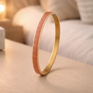 Bracelet jonc acier inoxydable doré avec émail rouge orangé et motif losanges doré