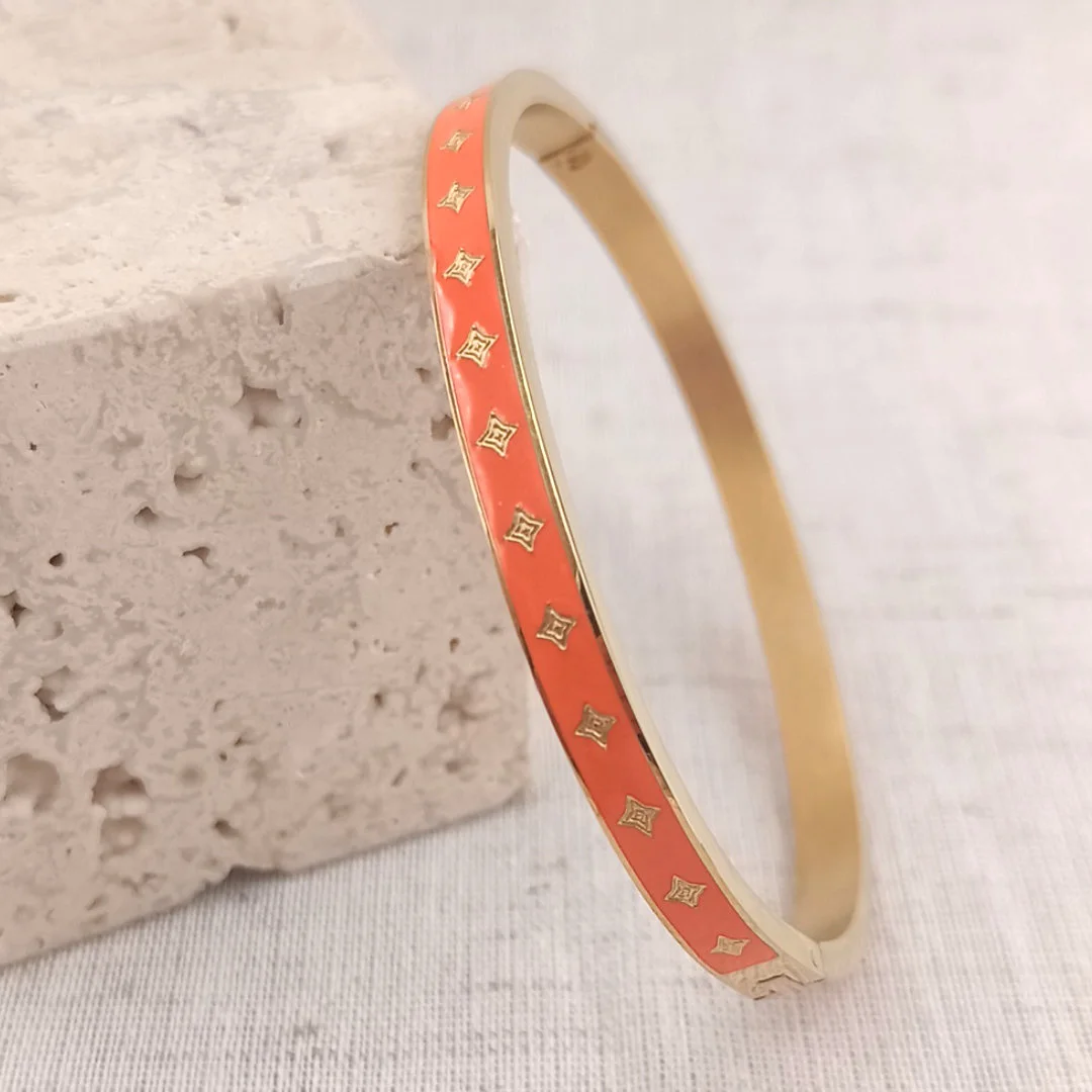 Bracelet jonc acier inoxydable doré avec émail coloré orange, motif étoiles