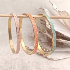 Bracelet jonc acier inoxydable doré avec émail coloré rose, corail et bleu motif étoiles