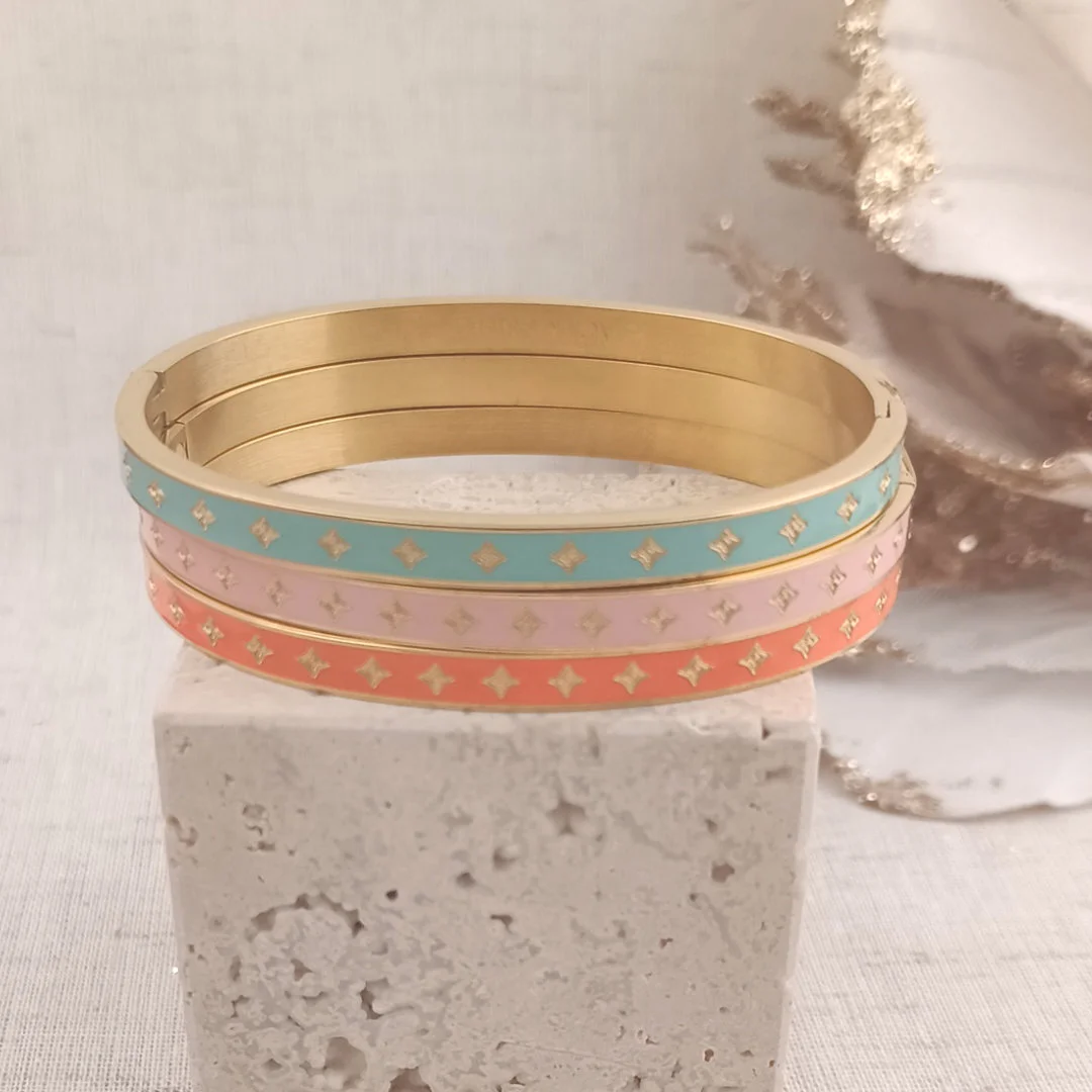 Bracelet jonc acier inoxydable doré avec émail coloré rose, corail et bleu motif étoiles