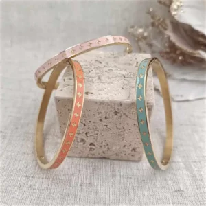 Bracelet jonc acier inoxydable doré avec émail coloré rose, corail et bleu motif étoiles