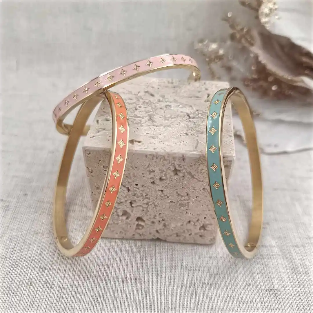 Bracelet jonc acier inoxydable doré avec émail coloré rose, corail et bleu motif étoiles