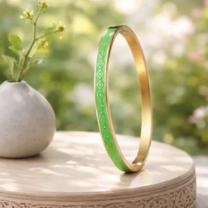 Bracelet jonc acier inoxydable doré avec émail vert et motif losanges doré