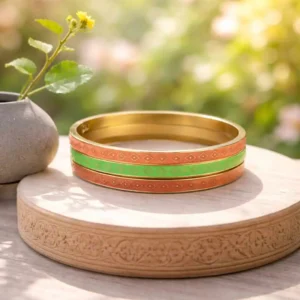 Bracelet jonc acier inoxydable doré avec émail vert, orange et rouge orangé motif losanges dorés