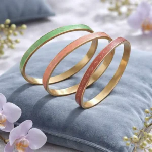 Bracelet jonc acier inoxydable doré avec émail vert, orange et rouge orangé motif losanges dorés