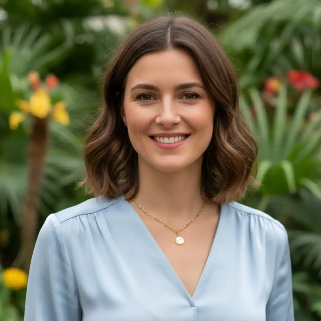 Charm personnalisé rond en acier inoxydable doré avec nacre blanche et motifs lune et étoile dorées, fermoir mousqueton intégré.